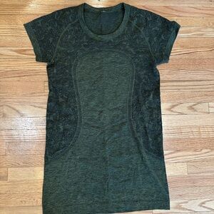 Lululemon women’s swiftly tech short sleeve shirt 2.0 size 6 in dark green